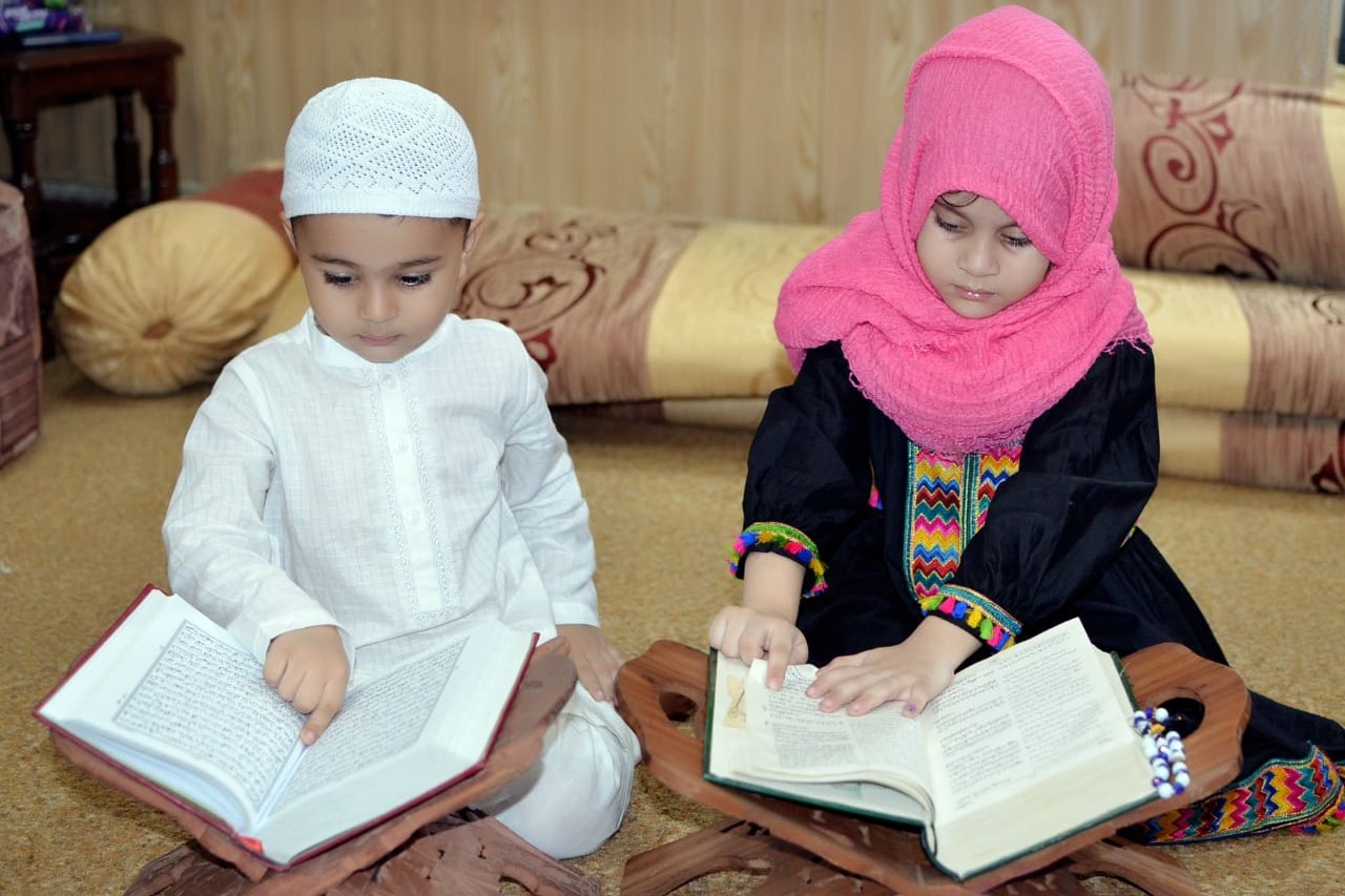 Children reading the Quran